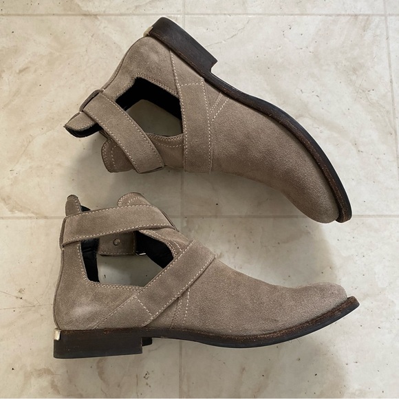$895 Burberry Made in Italy Grey Suede Cut Out Buckle Moto Ankle Boots Size 6.5 - Picture 4 of 16